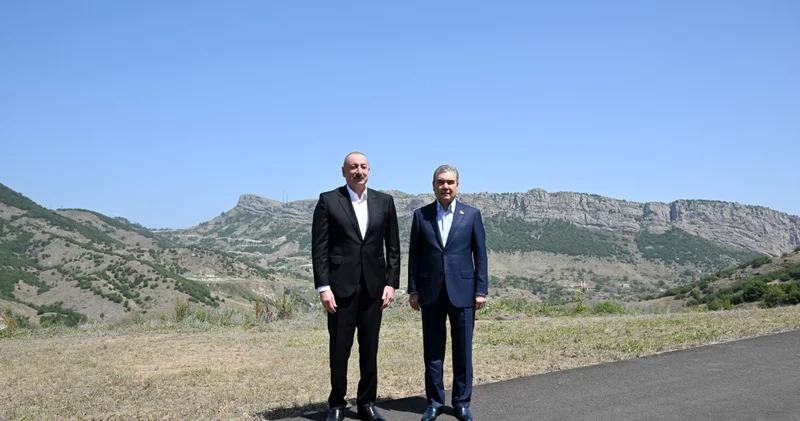 Prezident və Qurbanqulu Berdiməhəmmədov Şuşanın Daşaltı kəndinin fonunda şəkil çəkdiriblər