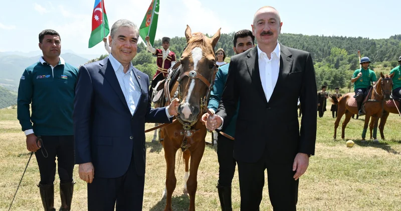 Qurbanqulu Berdiməhəmmədova Cıdır düzündə “Dostluq” adlı Qarabağ atı hədiyyə edilib