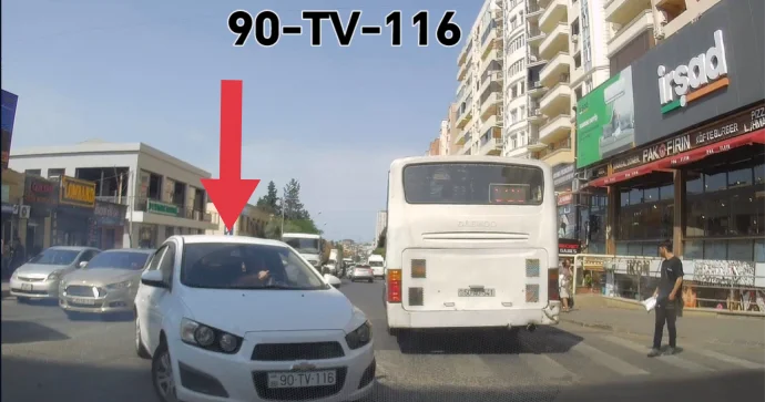 Yolu kəsməyi azmış kimi, əl qol edib narazılıq da bildirir VİDEO