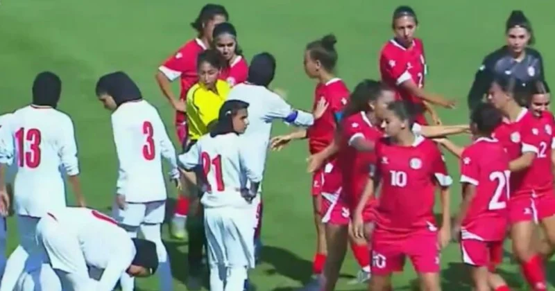 İran və Livan qadın futbolçuları arasında qarşıdurma Oyun zamanı DAVA DÜŞDÜ