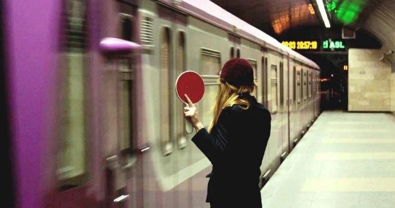 Bir neçə stansiyalıq yuxu: Metro sərnişinləri niyə yuxuya gedir?