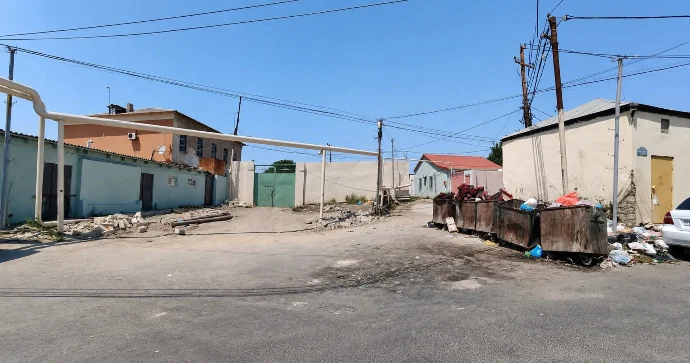 Maştağada zibil konteynerlərinin ətrafında antisanitar vəziyyət yaranıb FOTO