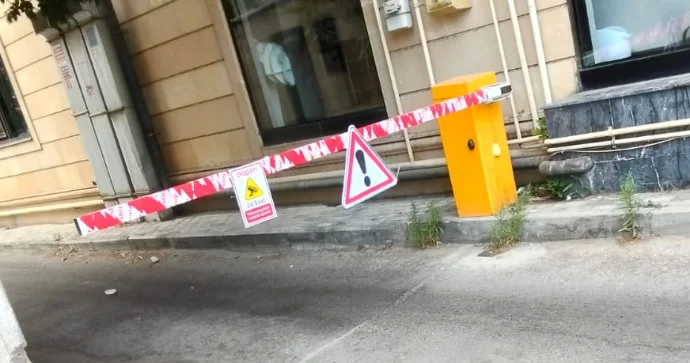 Yasamalda məhəlləyə qoyulan şlaqbaumu FHN sökdürsə də, sakinlər yenidən quraşdırıb FOTO