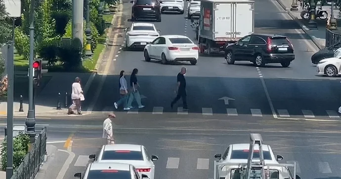 Bakıda iki parkın kəsişməsində yeni piyada işıqforları quraşdırılıb VİDEO