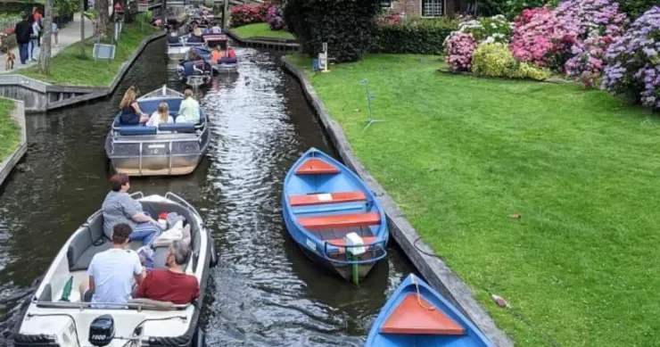 Avtomobil yolu olmayan kənd turistlərin sevimli məkanına çevrildi