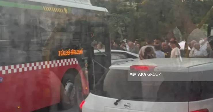 Sumqayıtda avtobusla minik maşını toqquşdu
