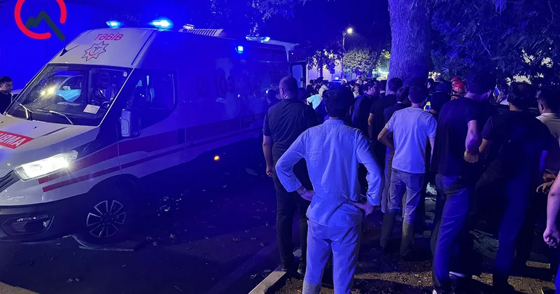 “Mercedes” əvvəl maşına, sonra ağaca çırpılıb aşdı Yaralı var