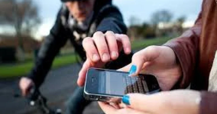 Kuryerdən telefonu alıb aradan çıxdı