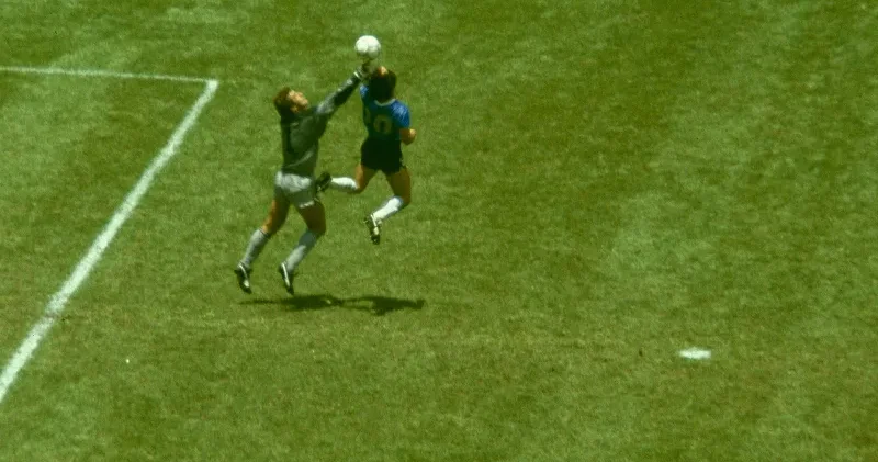 Maradonanın Tanrının əli adlandırlılan kapitan sarğısı 512 min dollara satılıb