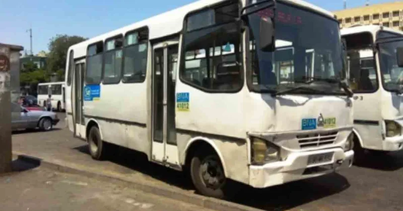 Старые автобусы и разбитый асфальт: почему поездка в дачный массив Сарай занимает почти час?