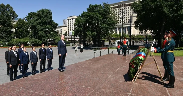 Делегация во главе с Джейхуном Байрамовым возложила венок к Могиле Неизвестного Солдата в Москве