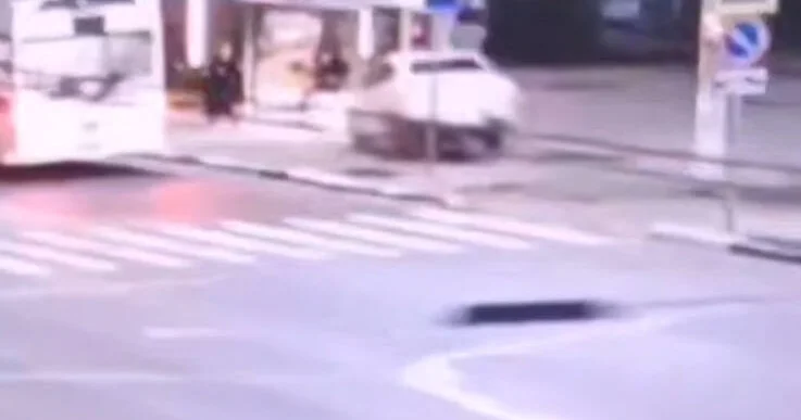 Водитель уснул за рулем и въехал в остановку с людьми в России ВИДЕО