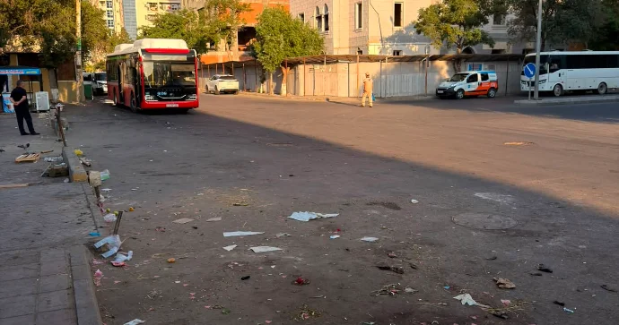 Sumqayıtda satıcılar mərkəzdəki avtobus dayanacağını bu hala salır FOTO