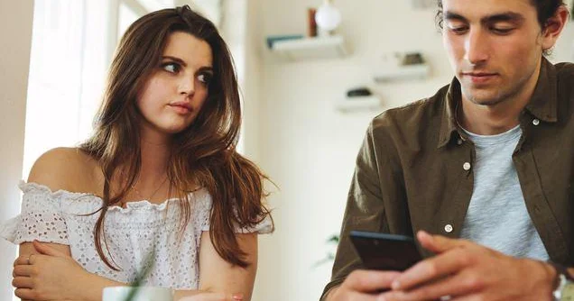 Hamı bir yerdədir, amma... Telefon münasibətləri MƏHV EDİR