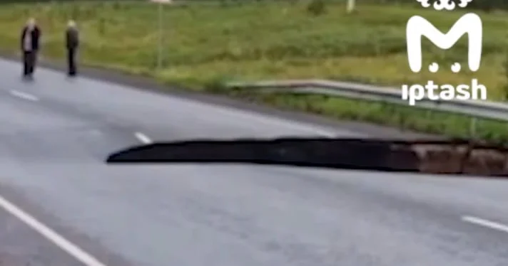 Avtomobil yolu belə çökdü ANBAAN VİDEO