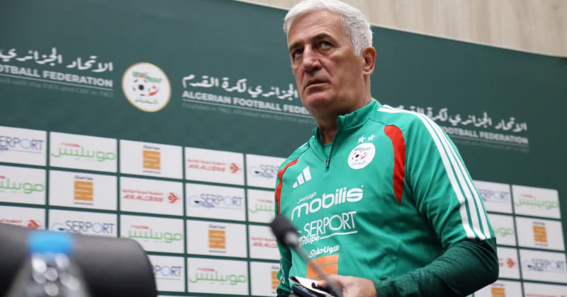 Petkoviç postunda qaldı