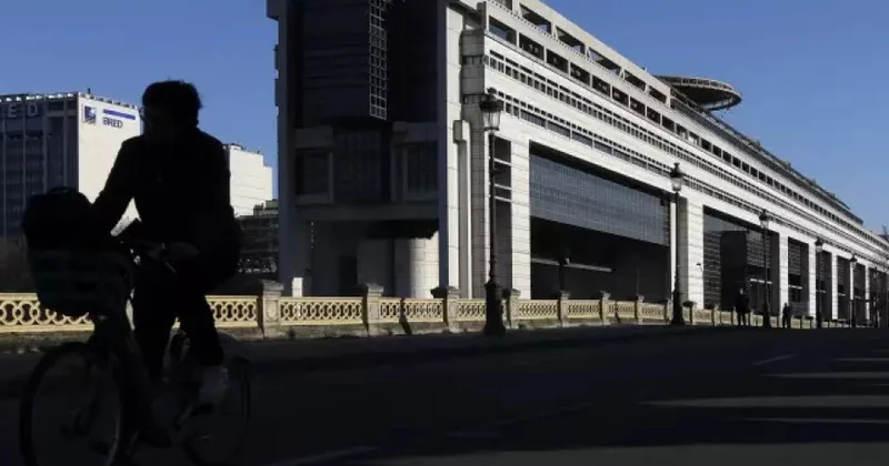 Fransada dövlət maliyyəsinin bərpası üçün 2031 ci ilədək 200 milyard avroluq büdcə tədbirlərinə ehtiyac var