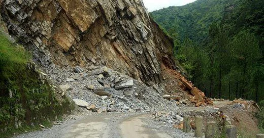 Çində dağ uçqununda 8 nəfər öldü