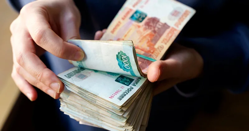 Россияне забрали из банков за две недели полтриллиона наличными