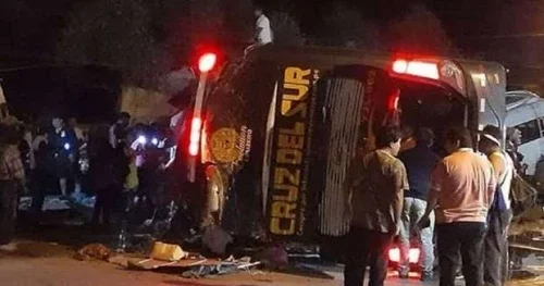 В Перу пассажирский микроавтобус сорвался в ущелье, более 10 погибших