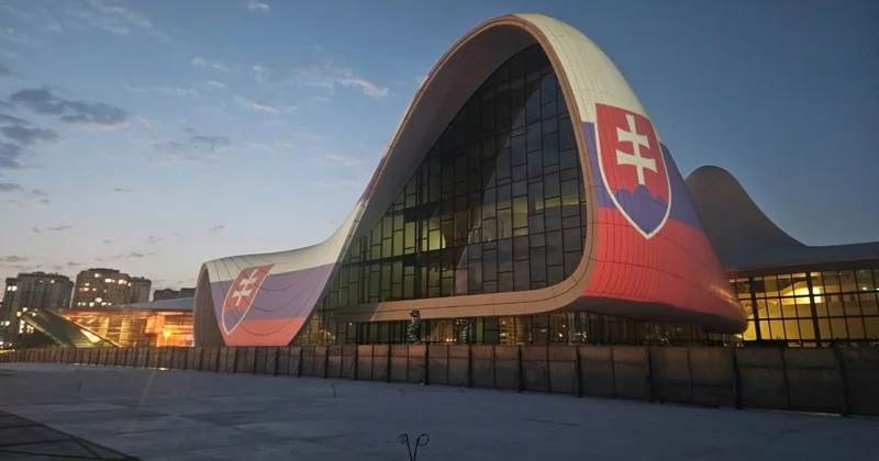 Slovakiya bayrağı Heydər Əliyev Mərkəzinin üzərində FOTO