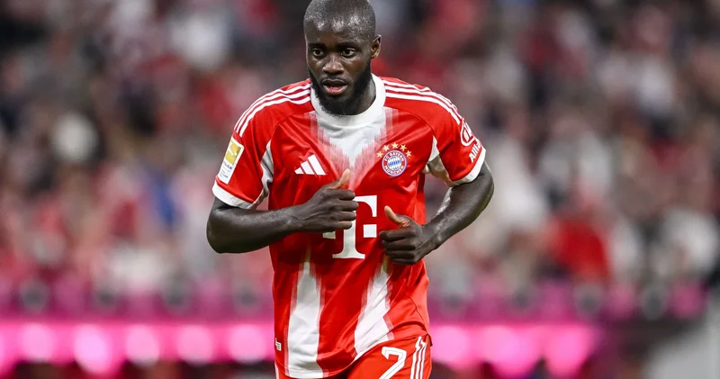 Upamekano komanda yoldaşının gedişini əngəlləməyə çalışır
