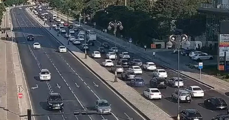 В Баку на ряде улиц наблюдается плотный транспортный поток