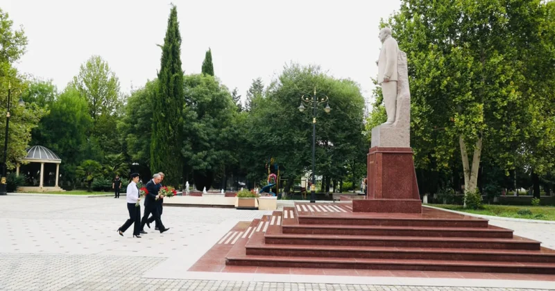 Baş prokuror Samuxda vətəndaşların müraciətlərini dinləyib