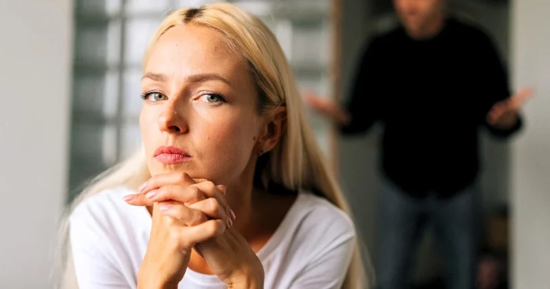 Partnyorunuzun sizi emosional olaraq məhv etdiyini göstərən 12 əlamət