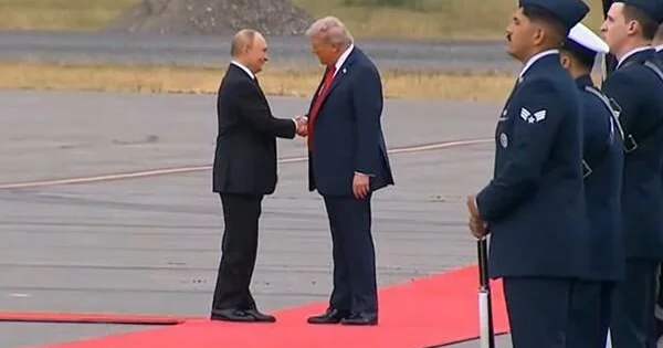 29 sm boy fərqi belə olmur Putin Tramp görüşündə müəmma