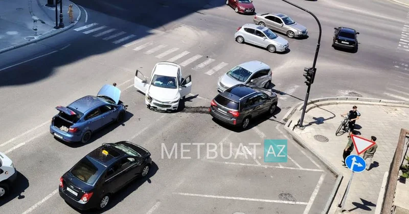 Bakıda qəza oldu, 3 maşına ziyan dəydi VİDEO