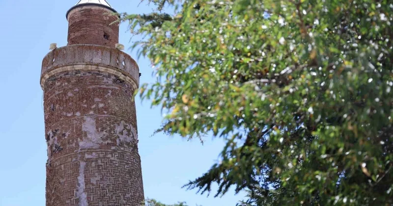 Səlcuqlu dövründən günümüzə qədər gəlib çıxan Yıxılan minarə