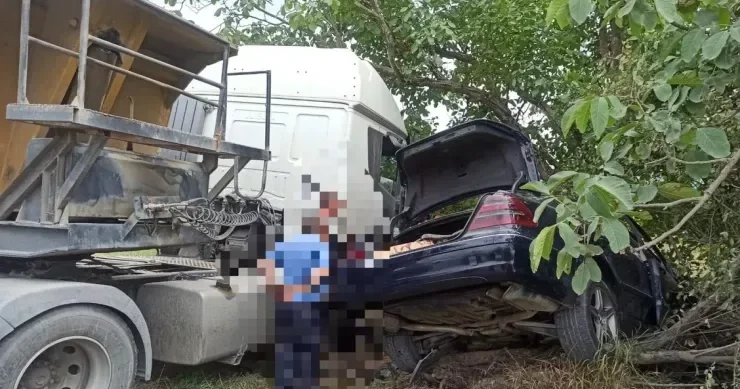 Bakı Quba yolunda Mercedes yük maşınına çırpıldı: 5 nəfər yaralandı