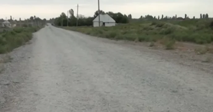 Ağdaş sakinlərinin yol PROBLEMİ: Məktəblilər palçıqlı yollarda çətinlik çəkirlər VİDEO