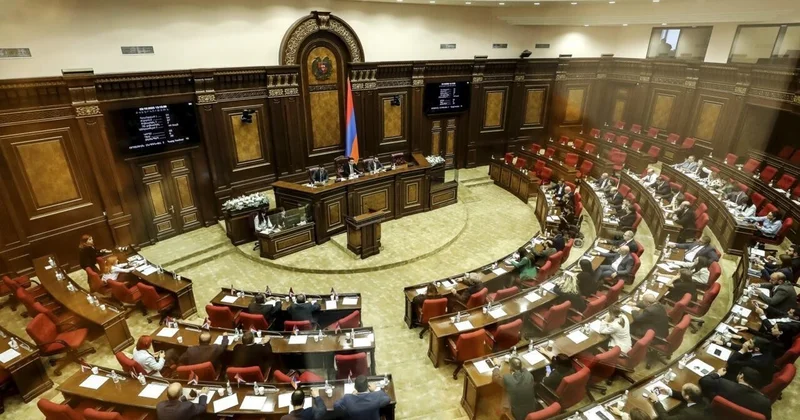 Плевали мы на тебя : в парламенте Армении из за Карапетяна заговорили стихами