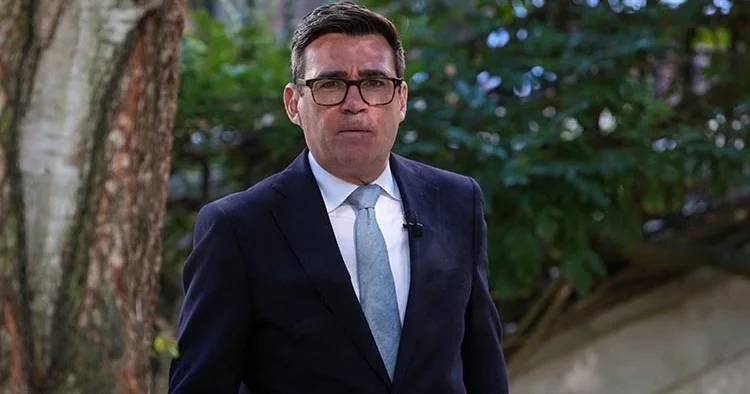 Böyük Britaniyanın baş nazirini mesajla aldatdılar