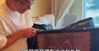 Ceki Çan Azərbaycanda verilən hədiyyələrini nümayiş etdirib