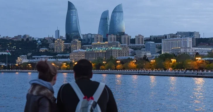 Азербайджан выбирают для жизни: за полгода в страну приехало почти вдвое больше людей, чем выехало