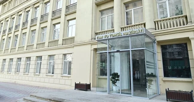 “Azərbaycan tarixi” dərsliyi niyə bu qədər ağırdır? Nazirlikdən və müəlliflərdən açıqlama