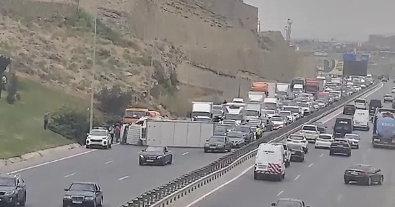 Dairəvi yolda yük maşını aşdı Tıxac yarandı Foto