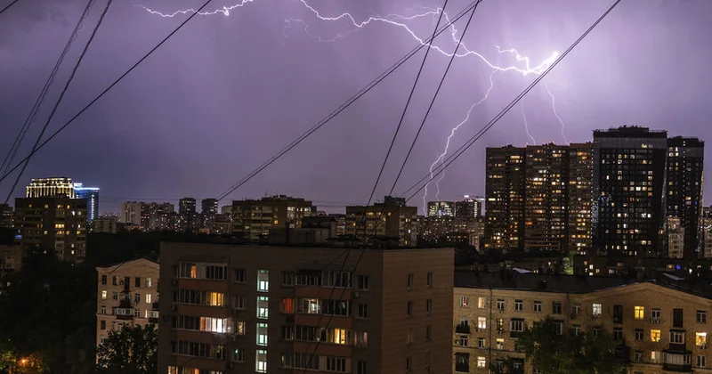 Telefonlar ildırım çəkmir, lakin elektrik rozetkasından doldurulması təhlükəli ola bilər