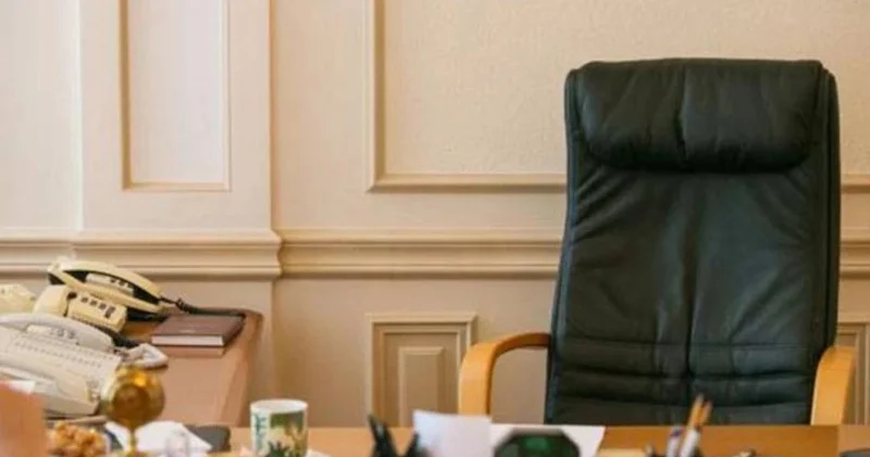 Məktəb direktoru xadiməni təsərrüfat işləri üzrə müdir vəzifəsinə necə təyin edib?