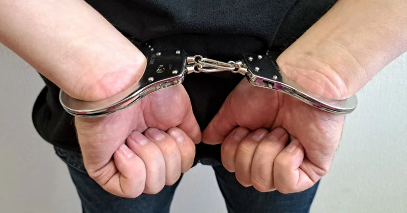 Обвиняется в получении взятки