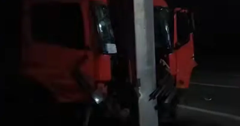В Евлахе грузовик врезался в электрический столб, пострадал водитель