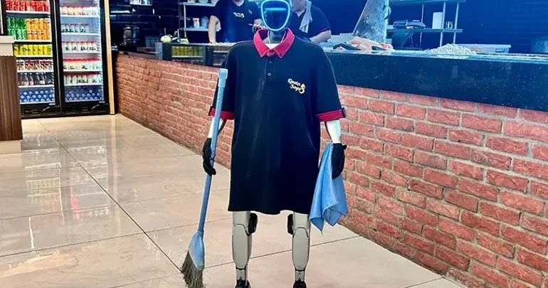 Robot ofisiant “Fiko” sahibindən maaş artımı istədi Həftədə bir gün də istirahət edir