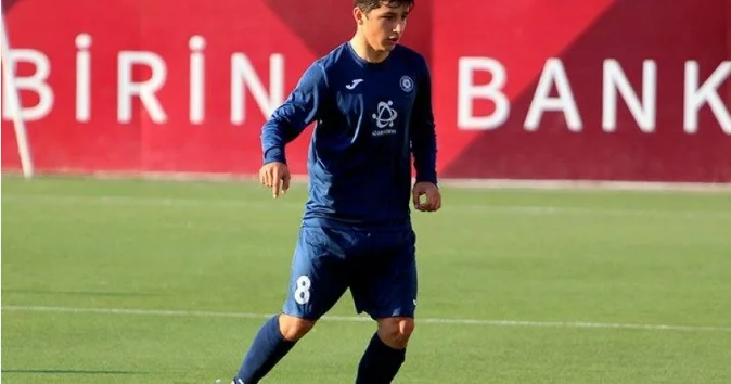 Əsəbdən şüşə qapıya zərbə vuran futbolçu əməliyyat olunacaq