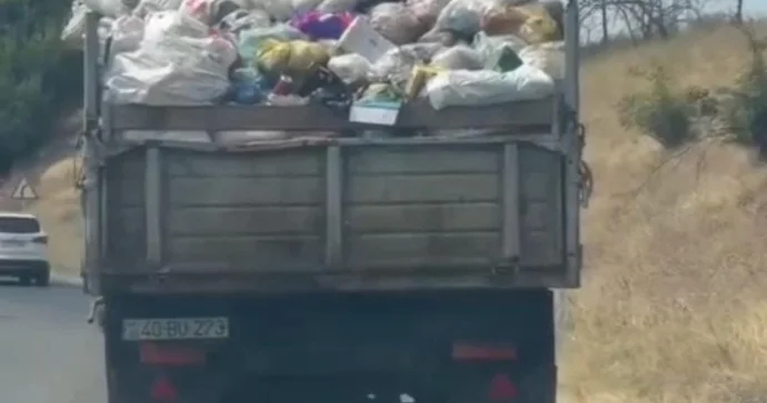 Qubada zibil daşıyan maşın həm təhlükə, həm də antisanitariya yaratdı VİDEO