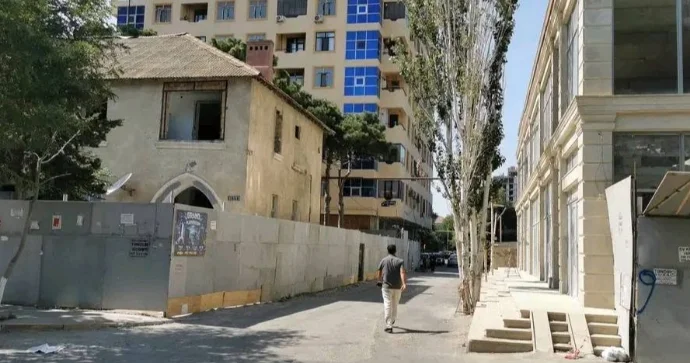 Sumqayıtda səkilər tikinti şirkətlərinə hədiyyə edilir; icradan reaksiya yoxdur FOTO