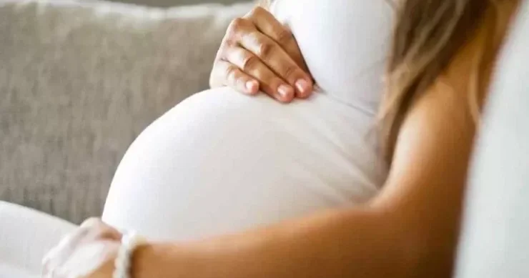 Qeysəriyyə əməliyyatı keçirən qadın sonra normal doğuş edə bilməz? Həkim açıqlayır