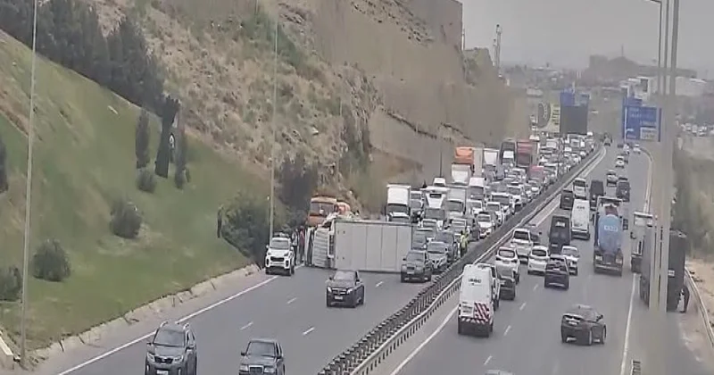 Kənar Dairəvi yolda yük maşını aşıb, Sumqayıt istiqamətində sıxlıq yaranıb